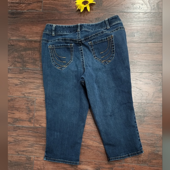 LANE BRYANT CROPED JEANS 👖 - Picture 6 of 7